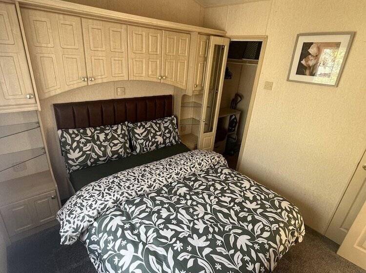 Cozy Cabin Retreat In Towyn