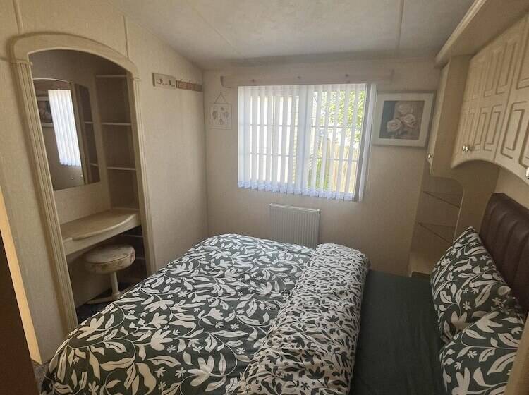 Cozy Cabin Retreat In Towyn