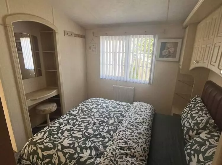 Cozy Cabin Retreat In Towyn