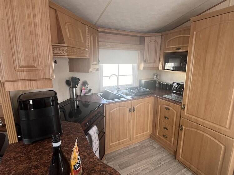 Cozy Cabin Retreat In Towyn
