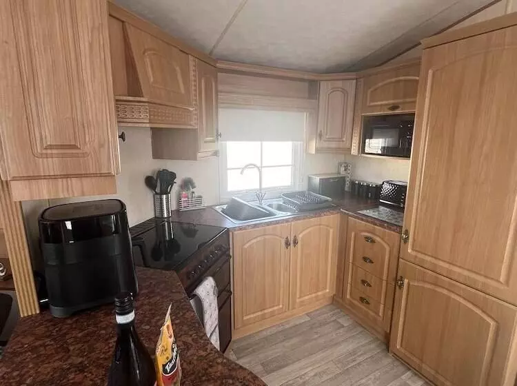 Cozy Cabin Retreat In Towyn