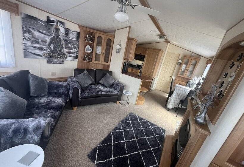 Cozy Cabin Retreat In Towyn