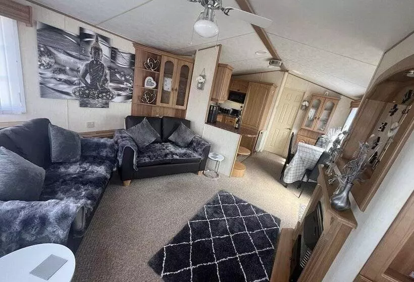 Cozy Cabin Retreat In Towyn