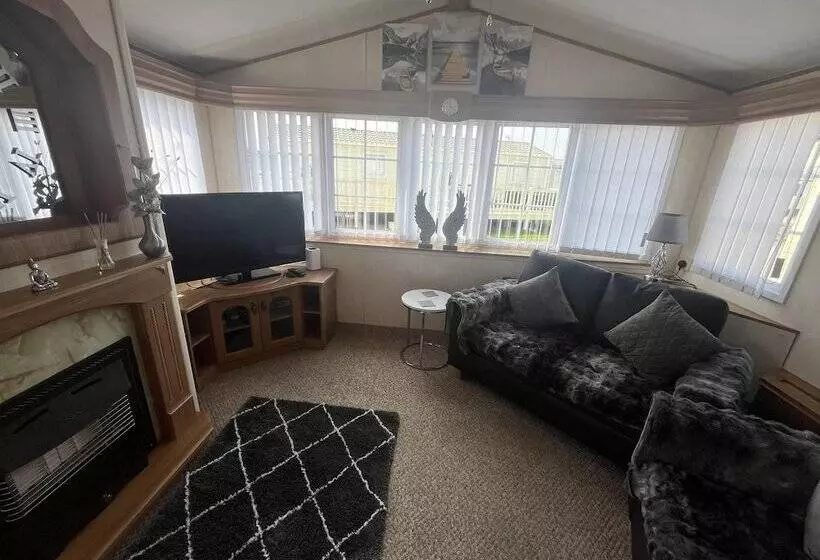 Cozy Cabin Retreat In Towyn