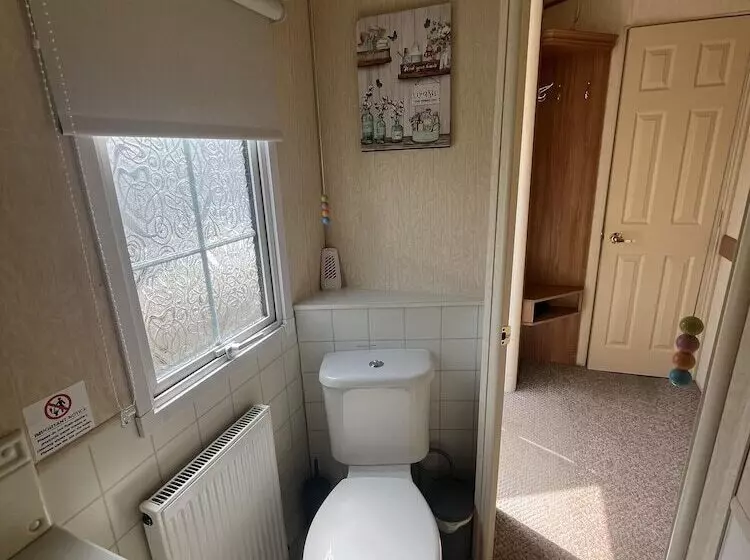 Cozy Cabin Retreat In Towyn