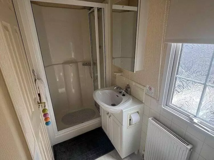 Cozy Cabin Retreat In Towyn