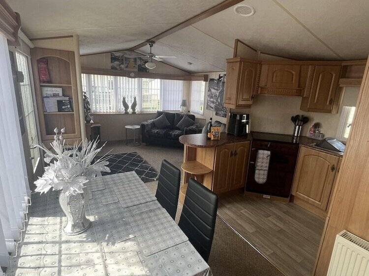 Cozy Cabin Retreat In Towyn