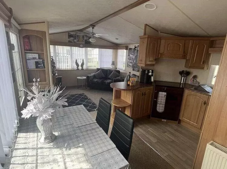 Cozy Cabin Retreat In Towyn