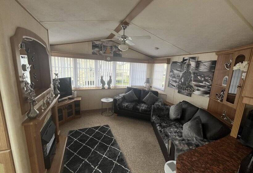 Cozy Cabin Retreat In Towyn