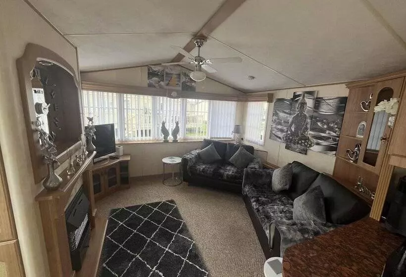 Cozy Cabin Retreat In Towyn