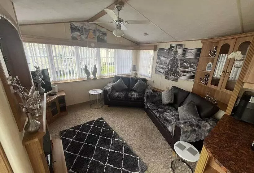 Cozy Cabin Retreat In Towyn