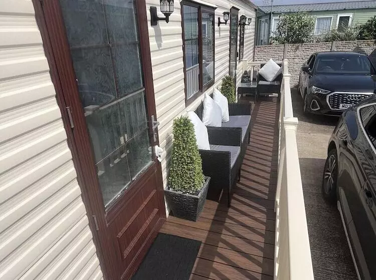 Cozy Cabin Retreat In Towyn