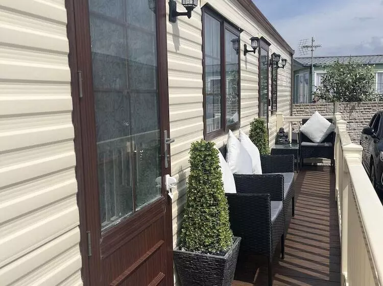 Cozy Cabin Retreat In Towyn