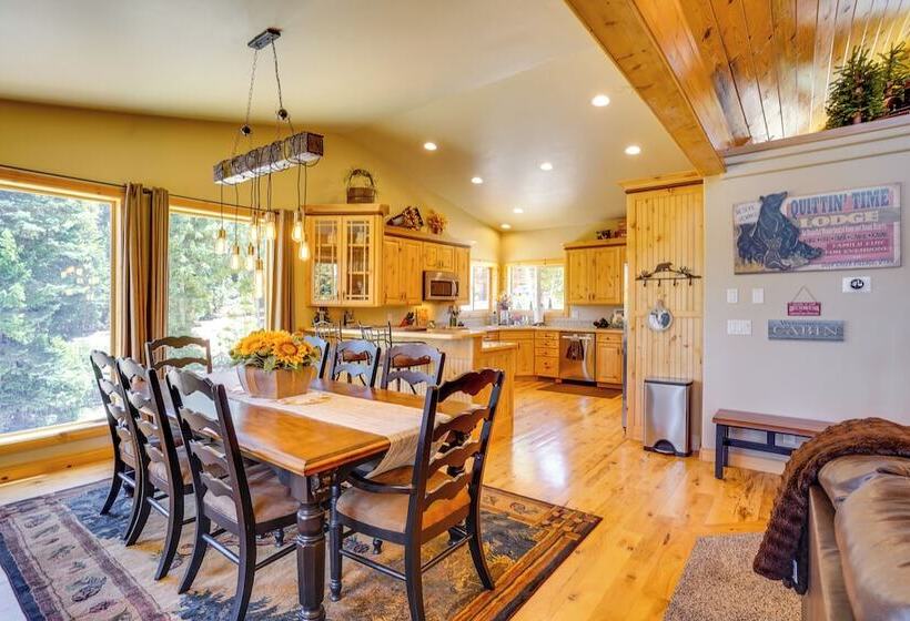 Duck Creek Village Cabin W/ Deck & Private Hot Tub