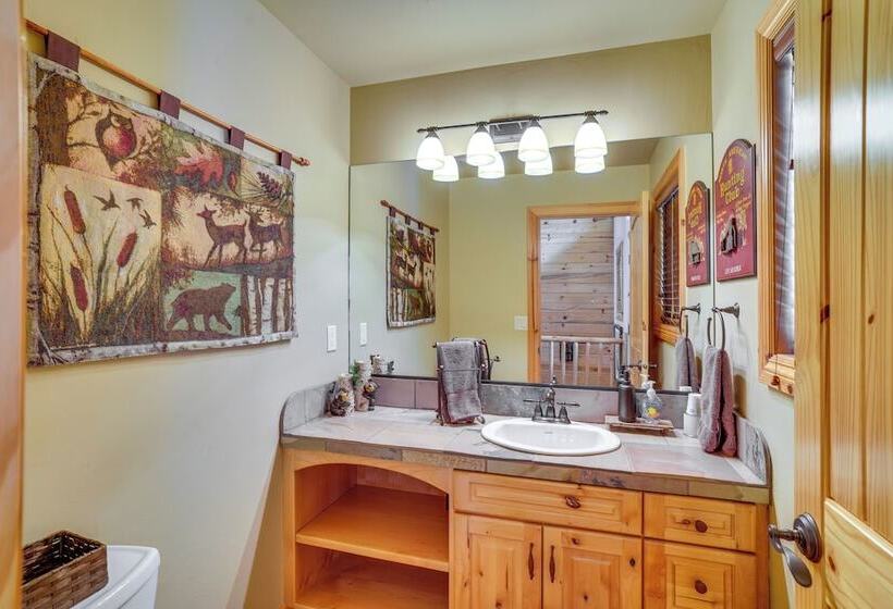 Duck Creek Village Cabin W/ Deck & Private Hot Tub