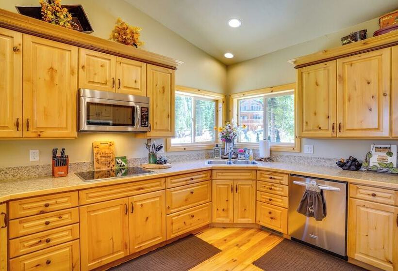 Duck Creek Village Cabin W/ Deck & Private Hot Tub