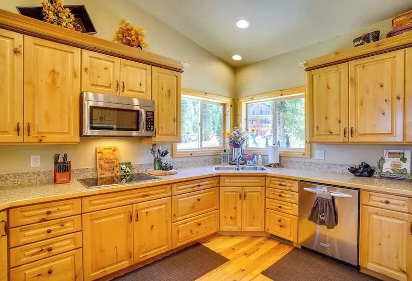 Duck Creek Village Cabin W/ Deck & Private Hot Tub