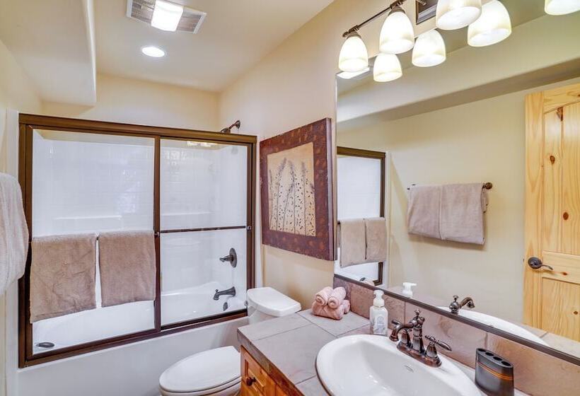 Duck Creek Village Cabin W/ Deck & Private Hot Tub