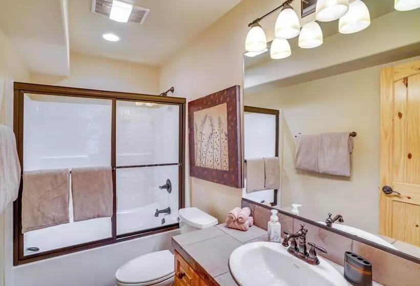 Duck Creek Village Cabin W/ Deck & Private Hot Tub