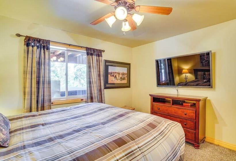 Duck Creek Village Cabin W/ Deck & Private Hot Tub