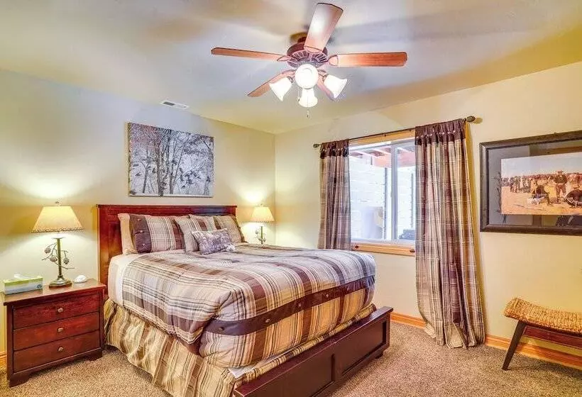 Duck Creek Village Cabin W/ Deck & Private Hot Tub