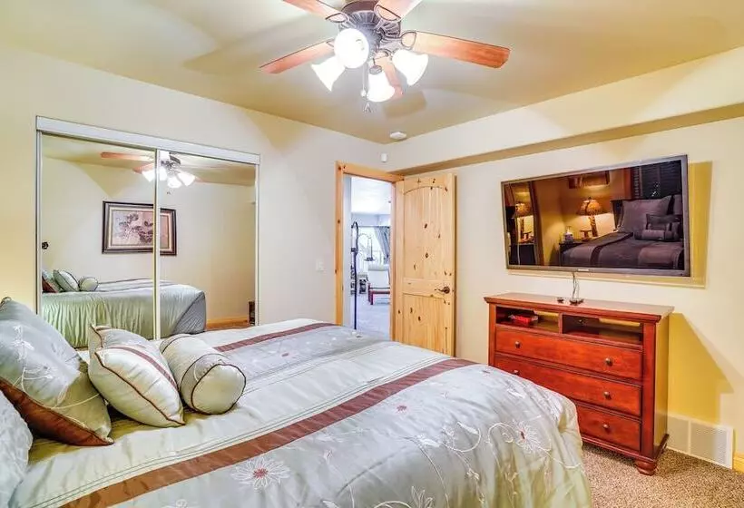 Duck Creek Village Cabin W/ Deck & Private Hot Tub