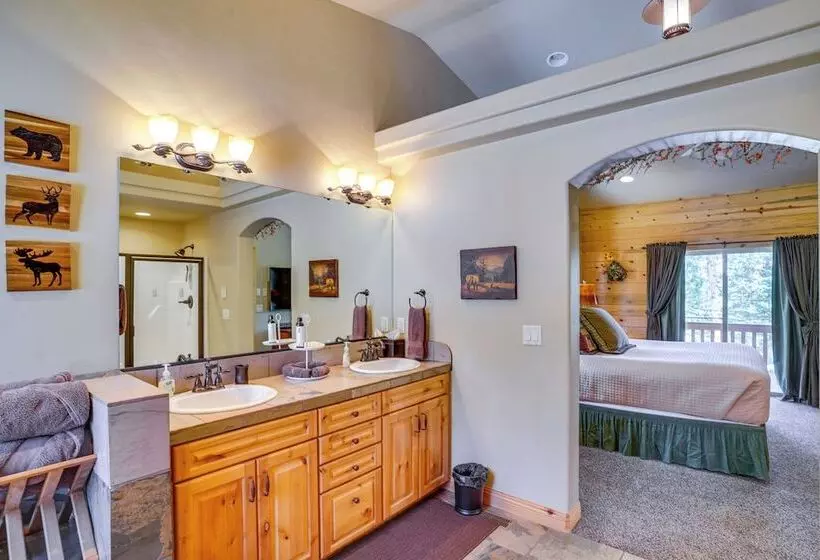 Duck Creek Village Cabin W/ Deck & Private Hot Tub