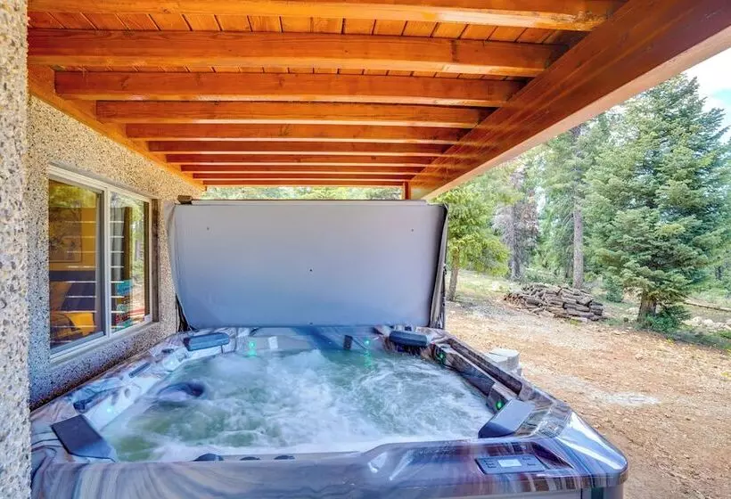 Duck Creek Village Cabin W/ Deck & Private Hot Tub