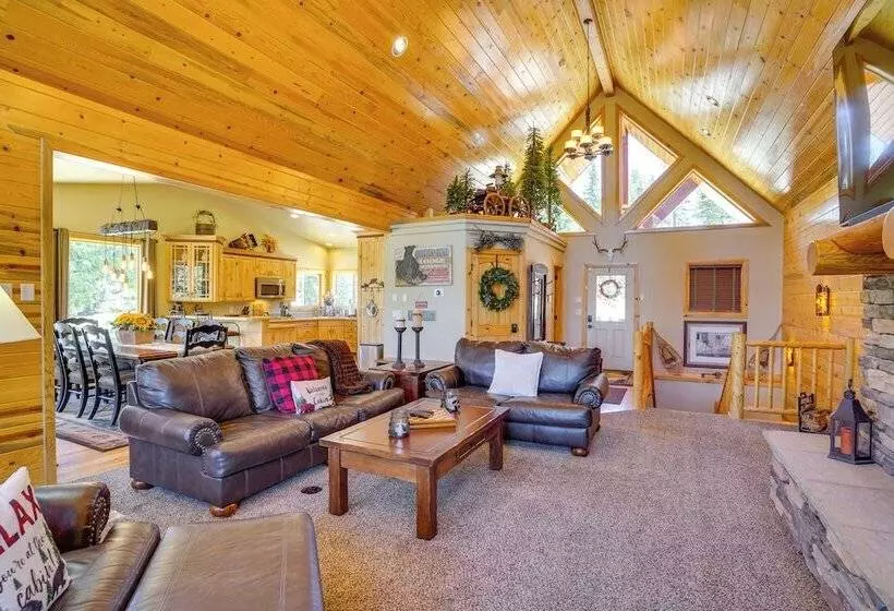 Duck Creek Village Cabin W/ Deck & Private Hot Tub