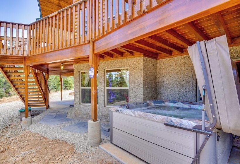 Duck Creek Village Cabin W/ Deck & Private Hot Tub