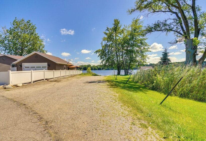 Howe Retreat W/ Fire Pit + Private Boat Dock!