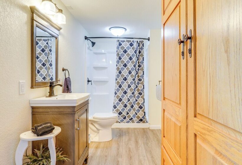 Howe Retreat W/ Fire Pit + Private Boat Dock!