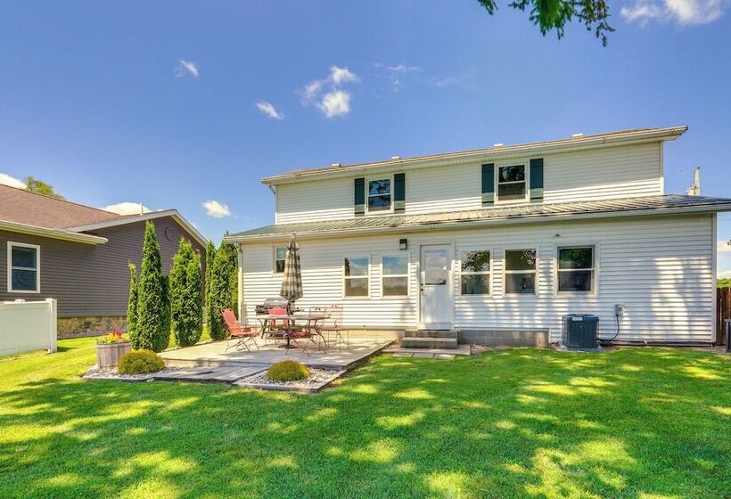 Howe Retreat W/ Fire Pit + Private Boat Dock!