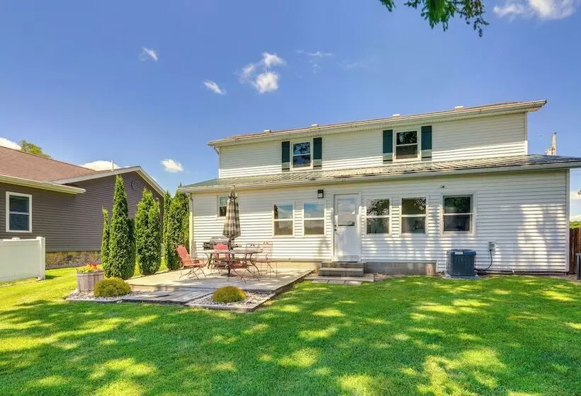 Howe Retreat W/ Fire Pit + Private Boat Dock!