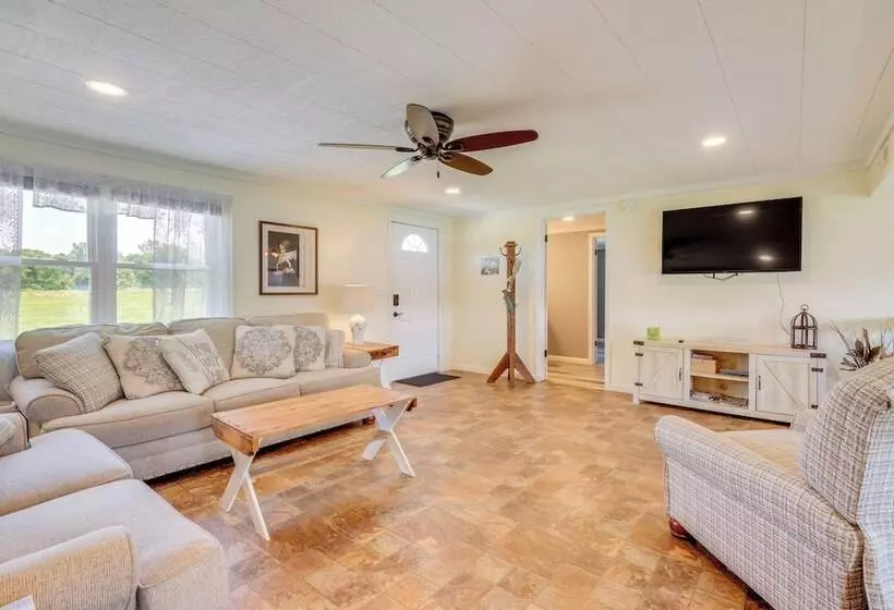 Howe Retreat W/ Fire Pit + Private Boat Dock!