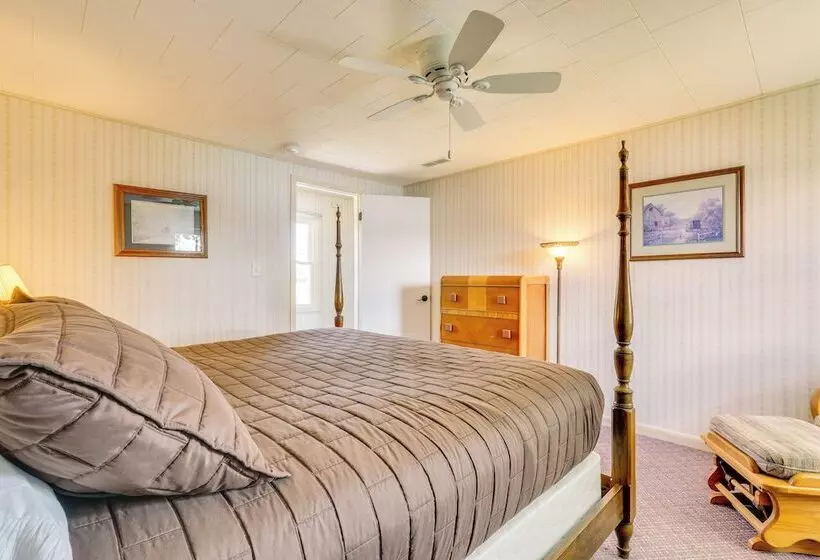 Howe Retreat W/ Fire Pit + Private Boat Dock!