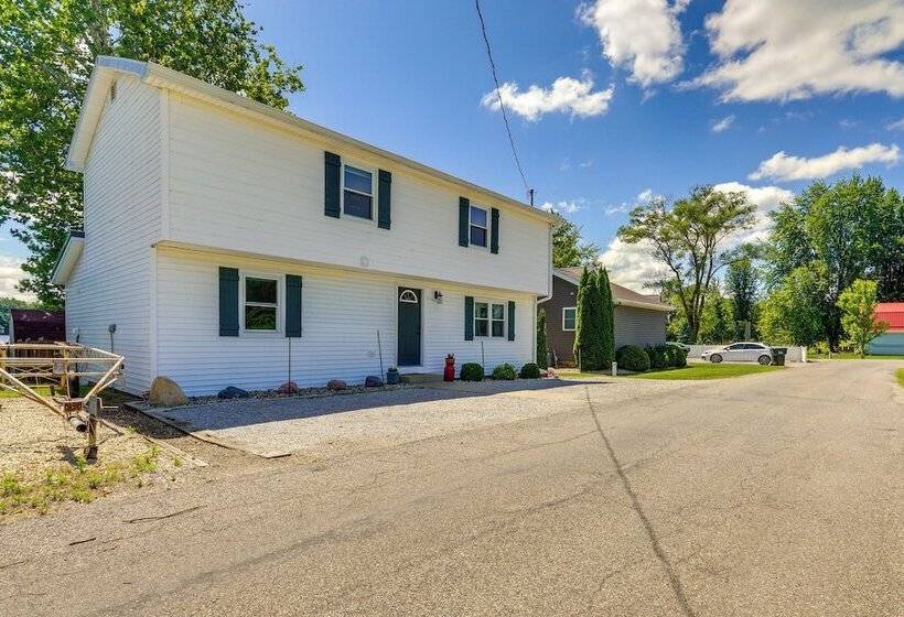 Howe Retreat W/ Fire Pit + Private Boat Dock!