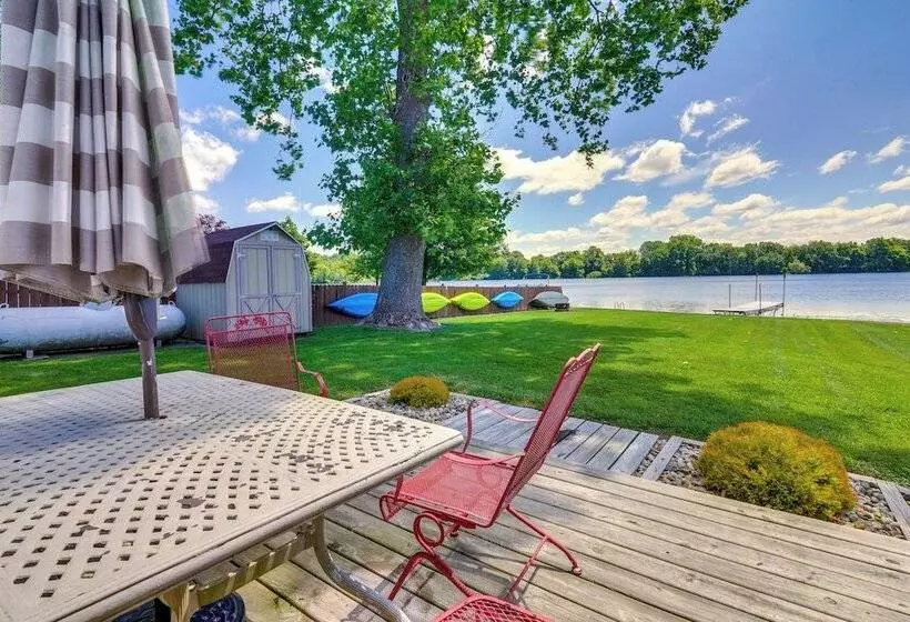 Howe Retreat W/ Fire Pit + Private Boat Dock!