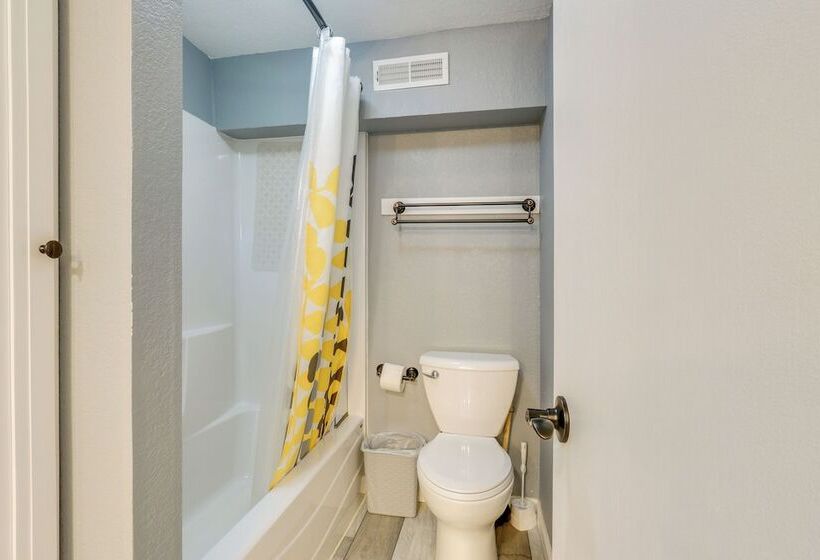 Howe Retreat W/ Fire Pit + Private Boat Dock!