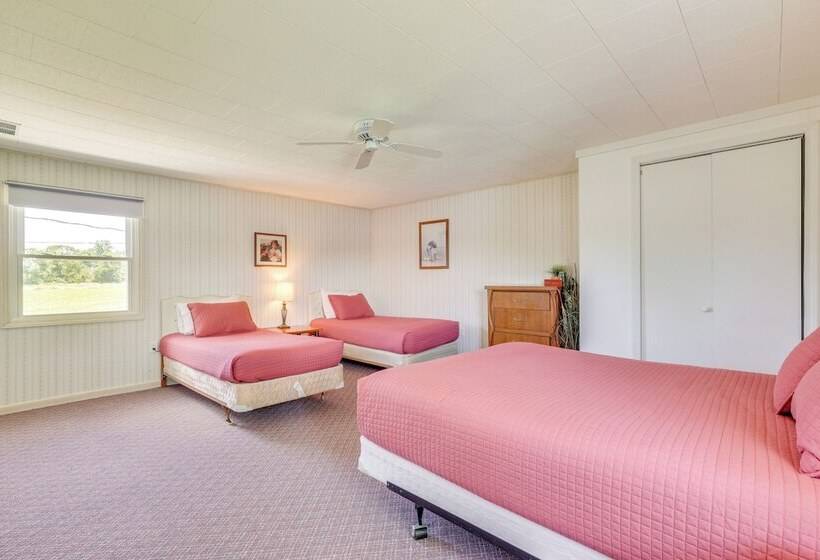 Howe Retreat W/ Fire Pit + Private Boat Dock!