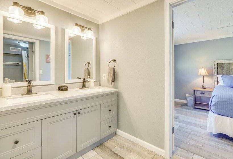 Howe Retreat W/ Fire Pit + Private Boat Dock!