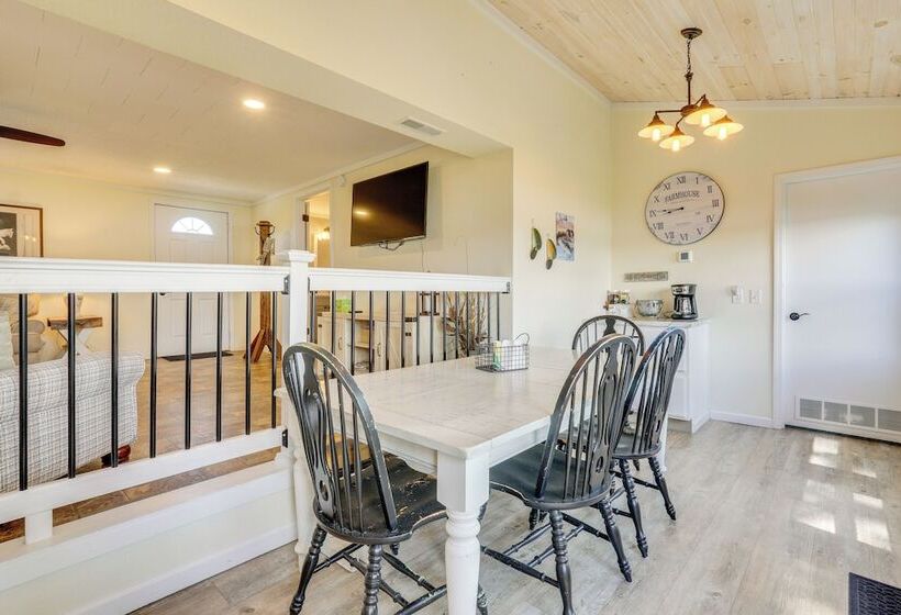 Howe Retreat W/ Fire Pit + Private Boat Dock!