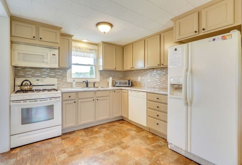 Howe Retreat W/ Fire Pit + Private Boat Dock!