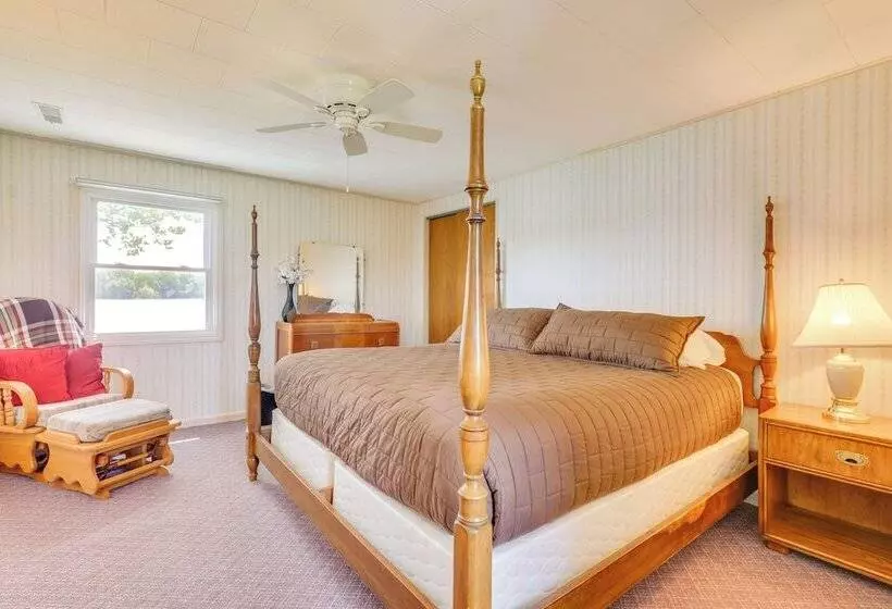 Howe Retreat W/ Fire Pit + Private Boat Dock!