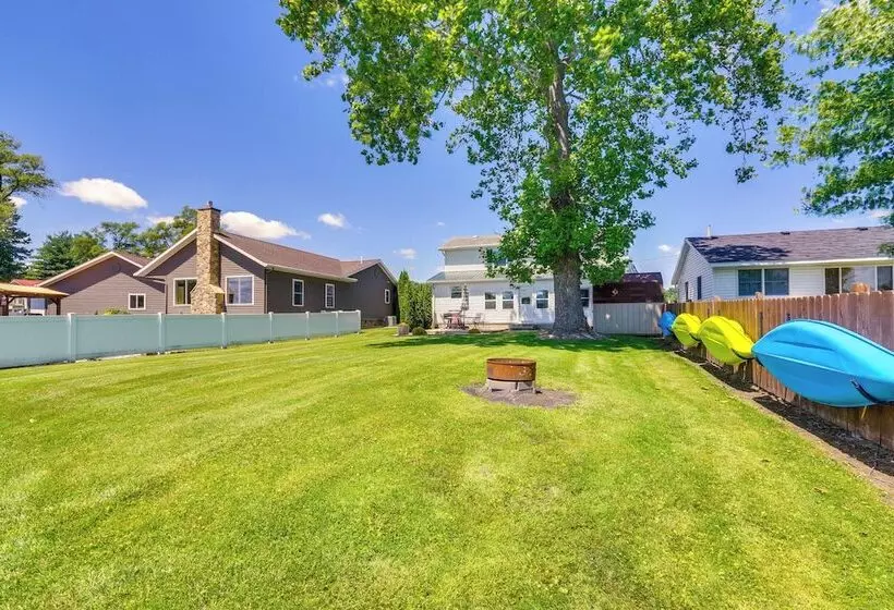 Howe Retreat W/ Fire Pit + Private Boat Dock!