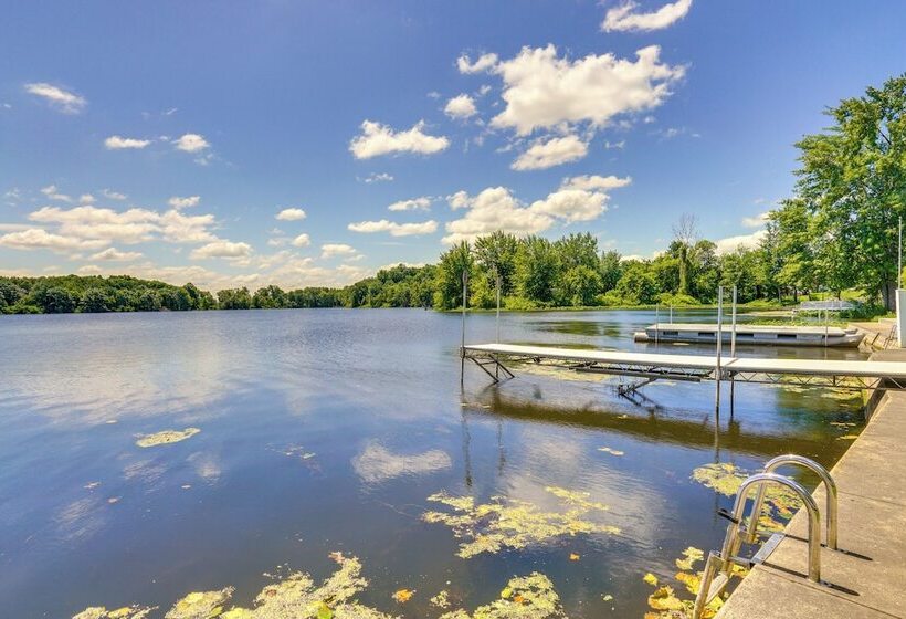 Howe Retreat W/ Fire Pit + Private Boat Dock!