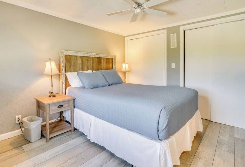 Howe Retreat W/ Fire Pit + Private Boat Dock!