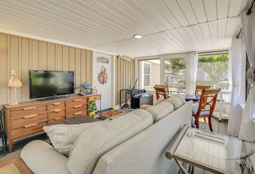 Walk To Ocean: Myrtle Beach Home W/ Screened Porch