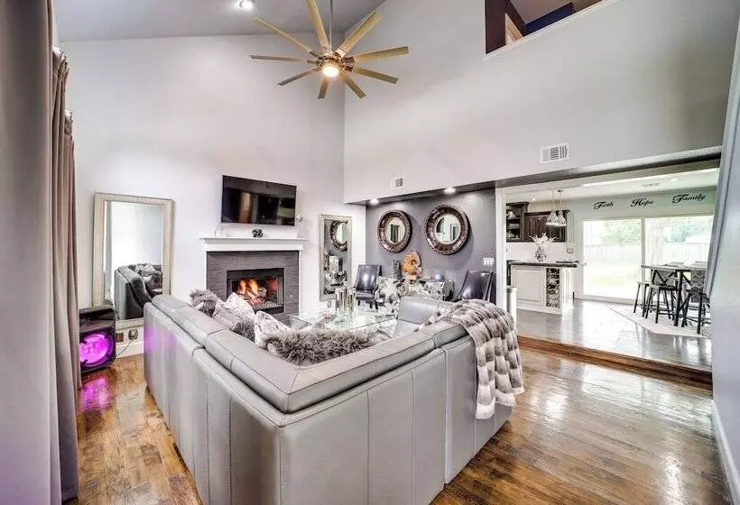 Peace & Tranquility  Home, 2 Mi To Downtown Tulsa