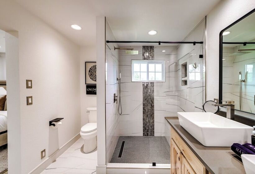 Peace & Tranquility  Home, 2 Mi To Downtown Tulsa